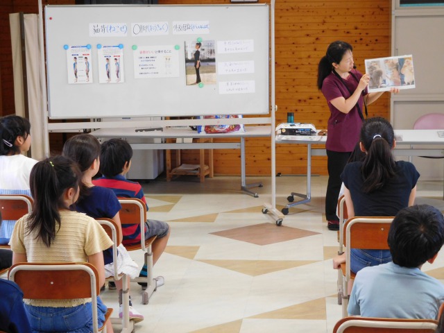 地元小学校の４年生の「姿勢と食事」の特別授業に今年も行かせてもらいました。