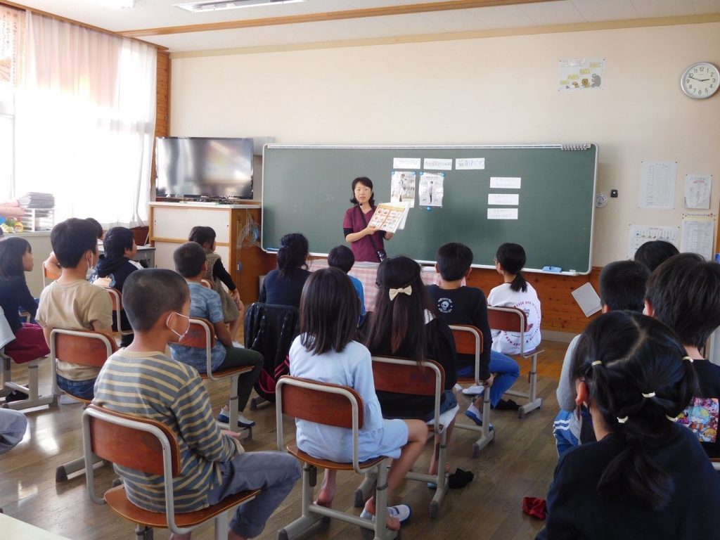 地元小学校に「姿勢教室」